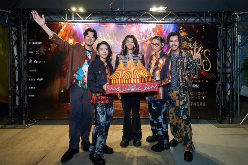 圖01：麋先生手捧大馬戲團帳篷象徵世界級奇蹟永存。（相信音樂提供） .jpg