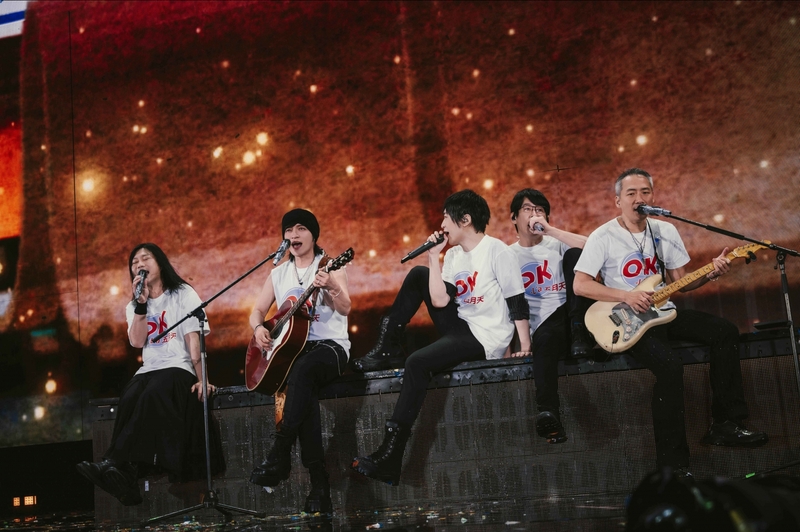 4《OK L'a 相遇五月天》火車月台唱著歌.jpg