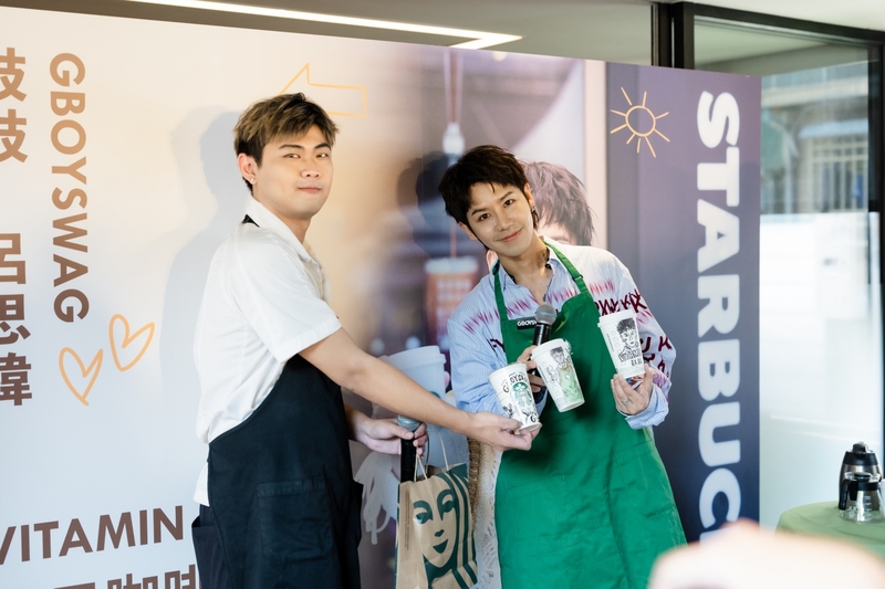 2星巴克夥伴送上手繪鼓鼓肖像杯.jpg