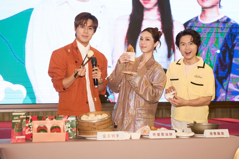 圖02：熱愛美食的告五人也在記者會上品嚐花蓮名產。（相信音樂提供）.jpg