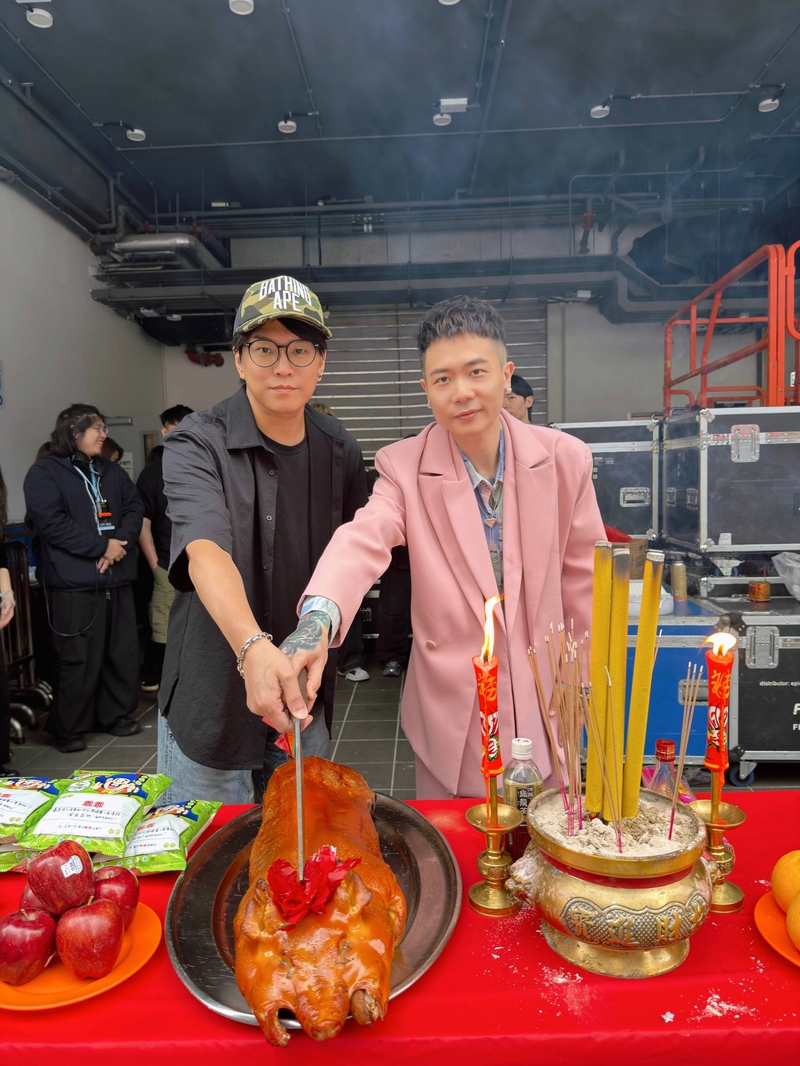 8蕭秉治願望實現 擁有人生第一隻祈福小金豬.jpg