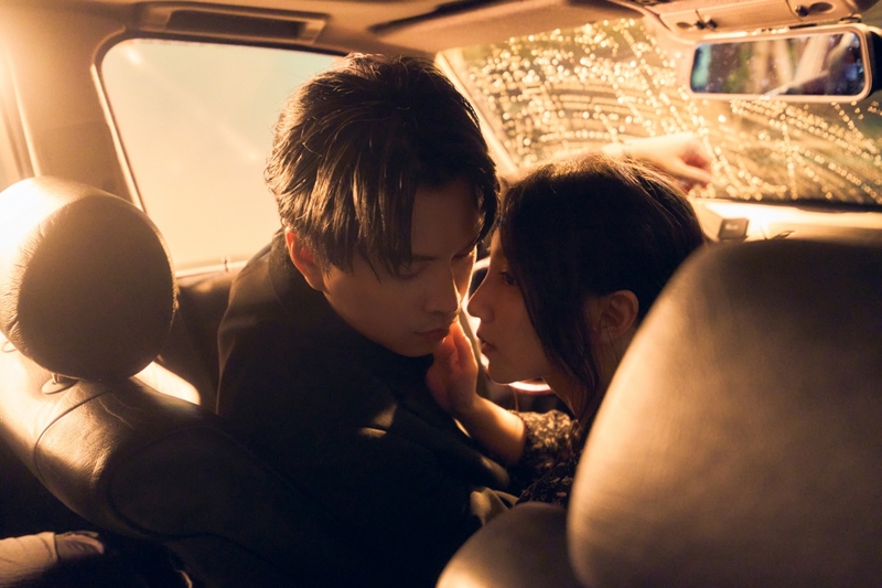2蕭景鴻與MV女主角張甯車內浪漫吻戲.jpg