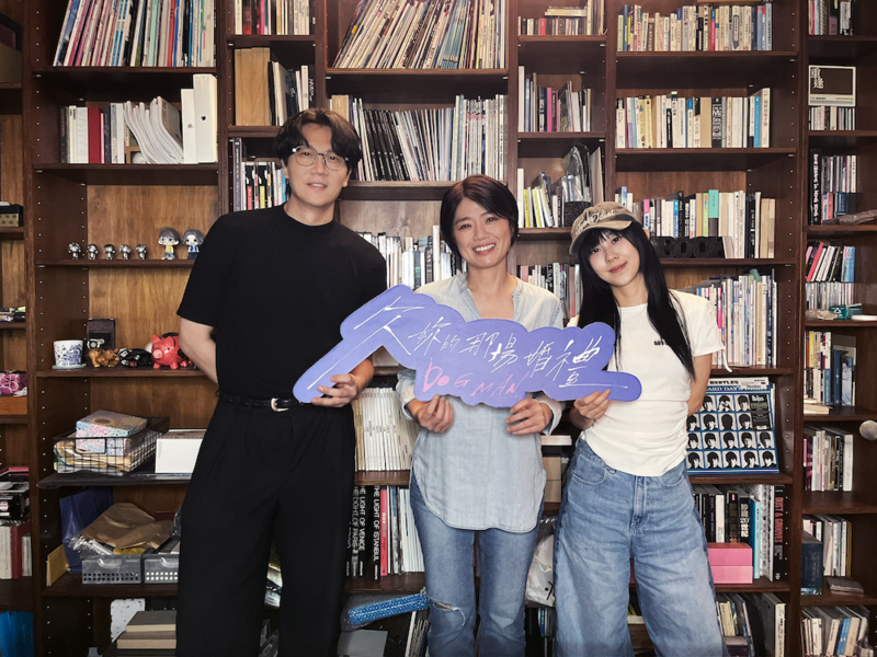 圖01：導演嚴藝文登宇宙人主唱小玉與白安主持的Podcast節目《一個路人經過》揭合作內幕秘辛。（相信音樂提供）.jpg