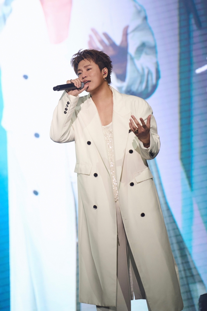 1蕭景鴻《以我為名》演唱會開唱 第一首歌就哽咽紅眼眶.JPG