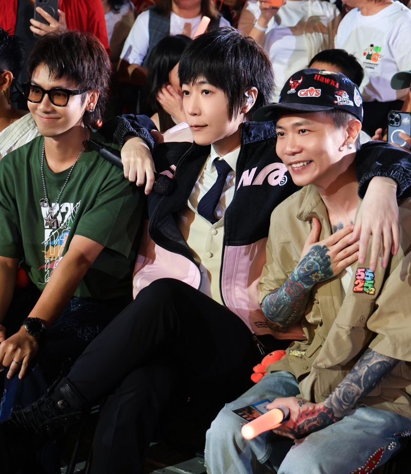 11阿信坐在他們身旁與蕭秉治合唱他的破億神曲〈我還是愛著你〉,看到鼓鼓像在金曲獎紅毯.jpg