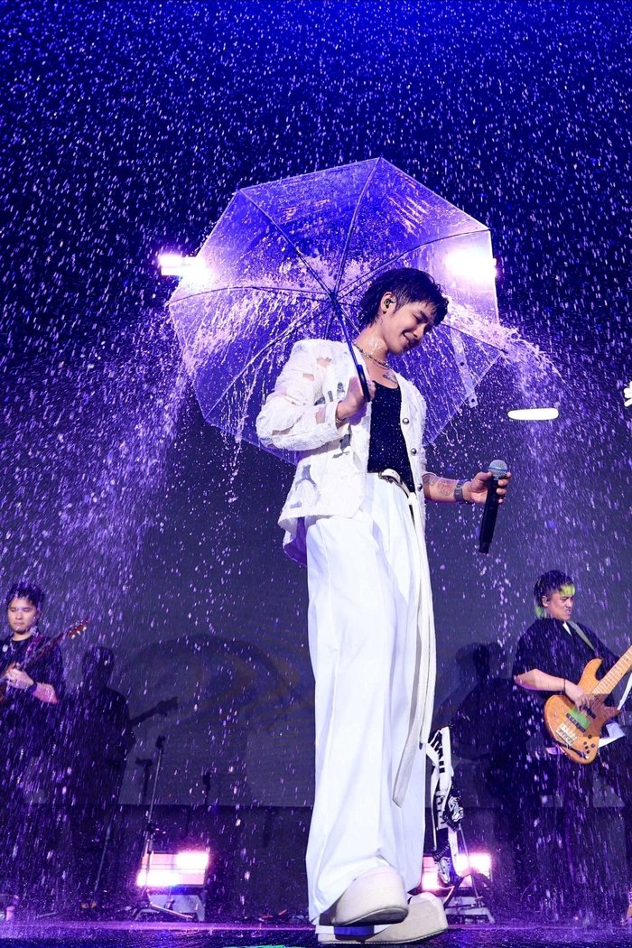 8仿真雨景鼓鼓撐起浪漫〈透明傘〉 ,歌迷合唱現場浪漫破表.jpg