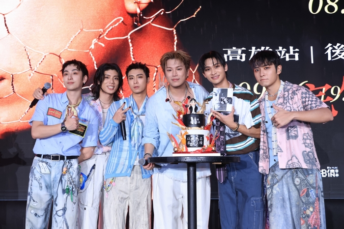 5 FEniX驚喜現身送蛋糕 向崇拜的前輩阿弟祝福告白.jpg