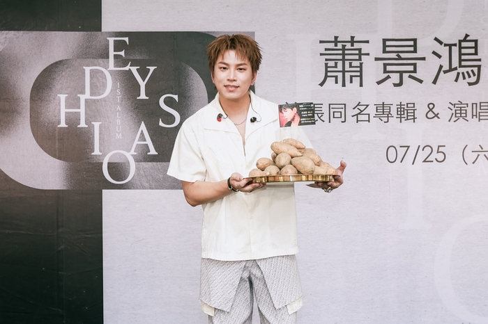 1蕭景鴻將準備地瓜給8月12日演唱會現場歌迷.jpg
