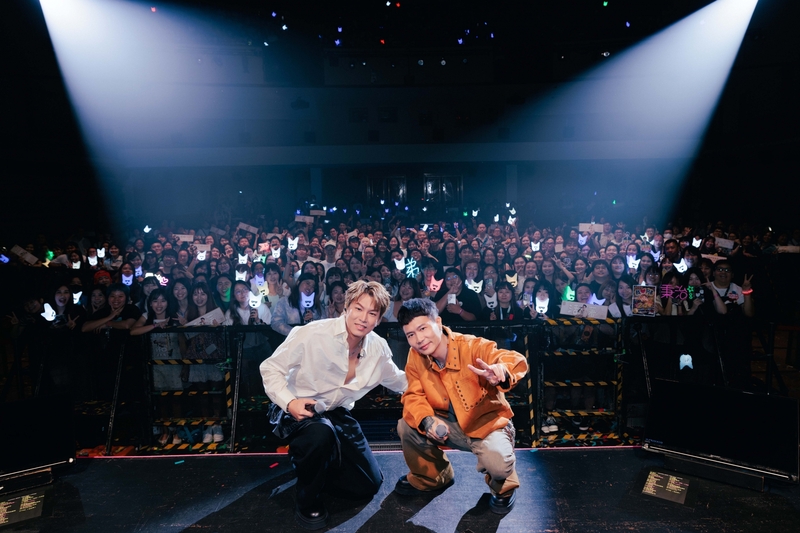 1蕭秉治新加坡《活著 Alive》演唱會  嘉賓蕭景鴻為歌迷謀福利力拱16蹲.jpg