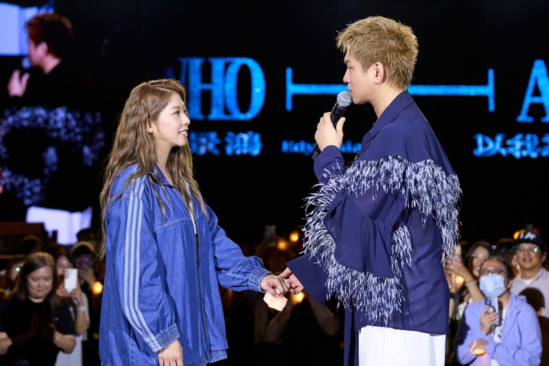 4蕭景鴻演唱會霸氣牽老婆上台放閃 許願明年20週年辦婚禮.JPG