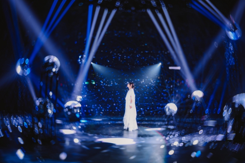 4劉若英唱到經典歌曲〈原來你也在這裡〉,旋轉的鏡球隨著光線折射,將高雄巨蛋化為繁星點點的夜空.jpg
