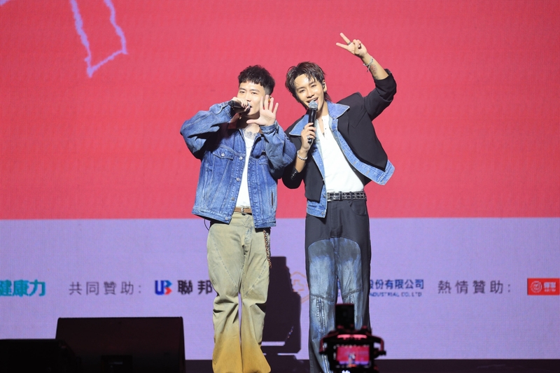 15蕭秉治合體鼓鼓獻唱〈超人披風〉感謝醫護成為大家的超人.jpg