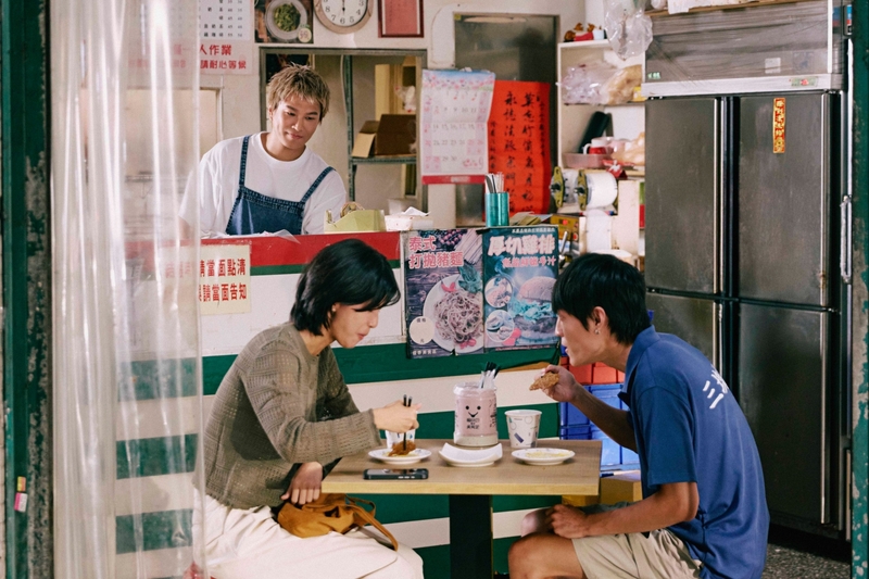 3蕭景鴻化身暖心早餐店老闆 位客人加油打氣.jpg