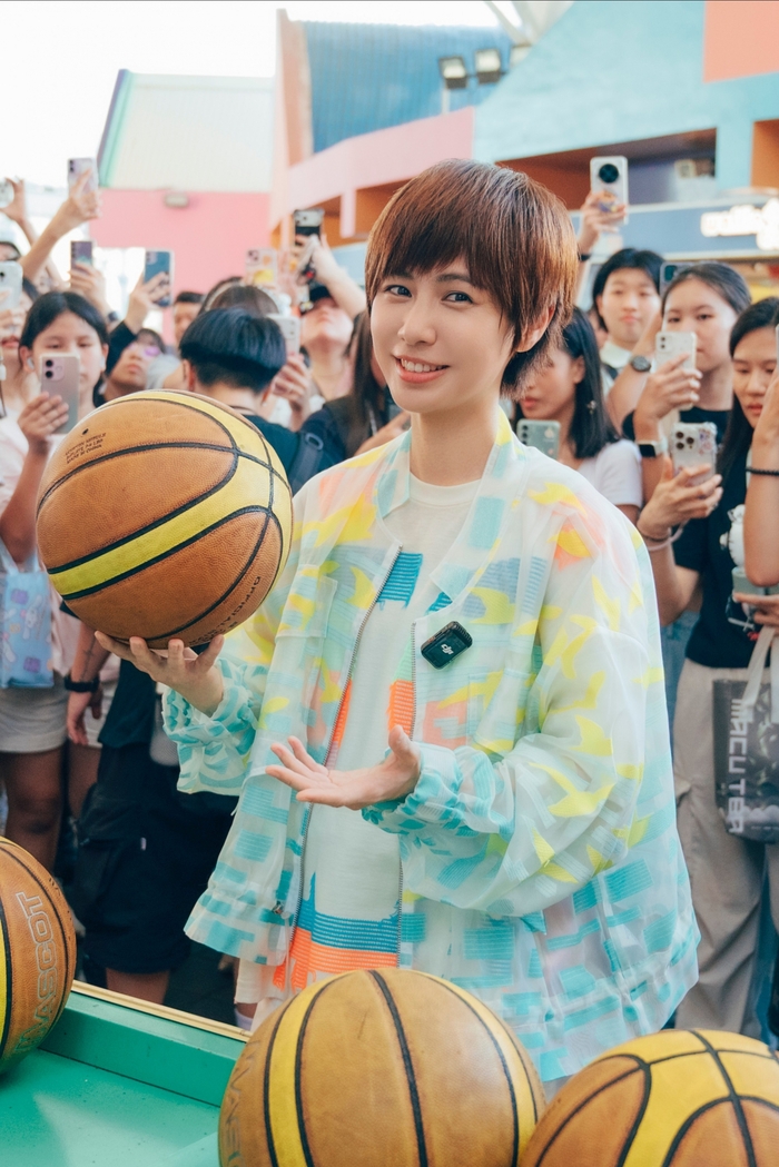 8小魏挑戰投籃等遊戲獲得玩偶.jpg