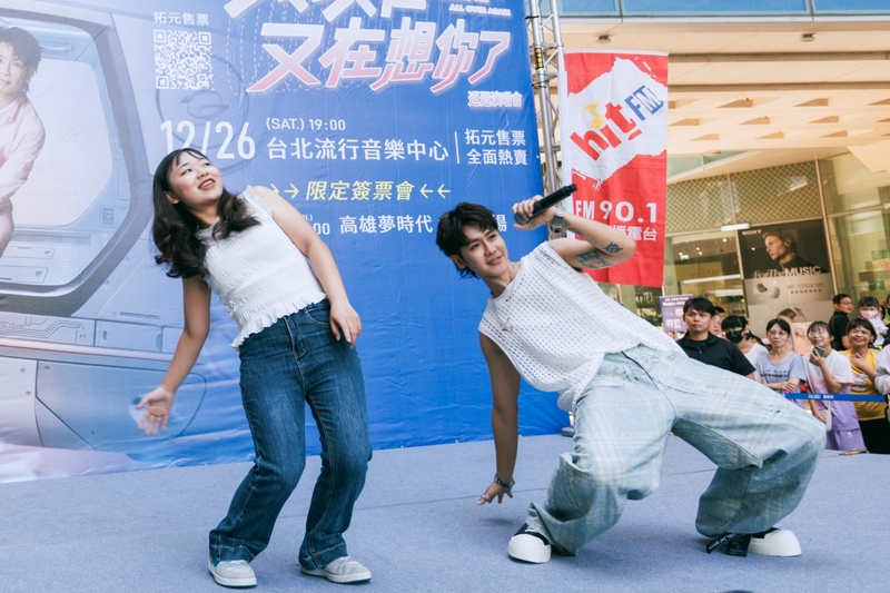 4 鼓鼓邀歌迷挑戰下腰,一步步示範教學.jpg