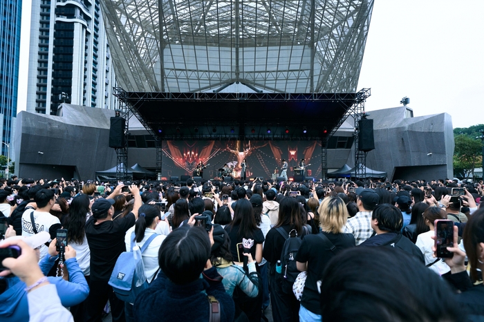 圖04:躲過颱風,麋先生昨日終於順利舉辦唯一預購簽唱會。(相信音樂提供) .jpg