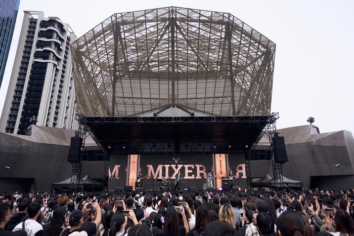 圖06:麋先生「Live in CircUs Max〈大馬戲團〉再現場Live全紀錄 USB」預購破千張。(相信音樂提供) .jpg