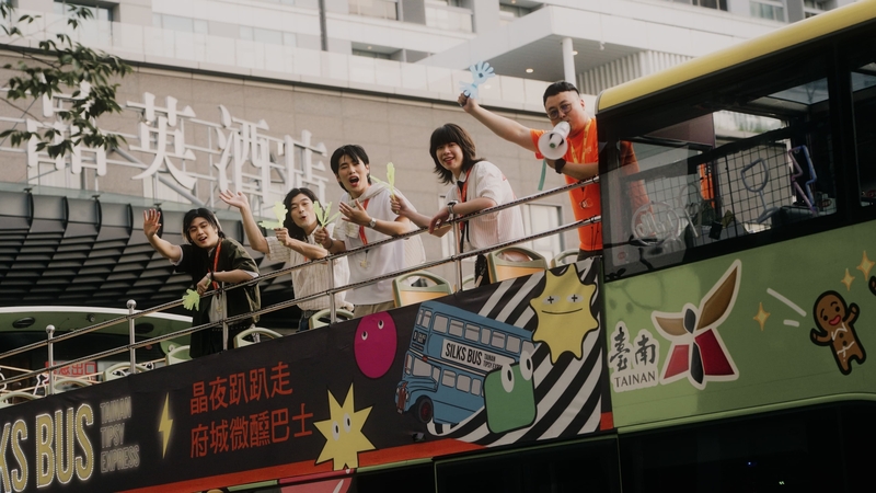 圖03:帕拉斯搭上台南搭乘雙層巴士,踩點人氣景點。(迷音樂提供).jpg