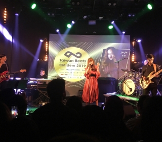 家家獲邀出席「法國坎城MIDEM國際唱片展」台灣之夜演出 台下丟「燒肉粽」超應景