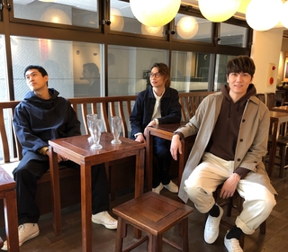 方Q「史上最會居家自得其樂的男人」！亂入宇宙人〈要去高雄〉MV跨時空旅行