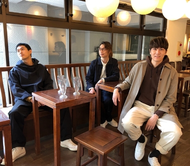 方Q「史上最會居家自得其樂的男人」！亂入宇宙人〈要去高雄〉MV跨時空旅行