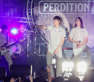 宇宙人穿制服重回建中母校開唱  扮「建中人」嗆學長好大膽！