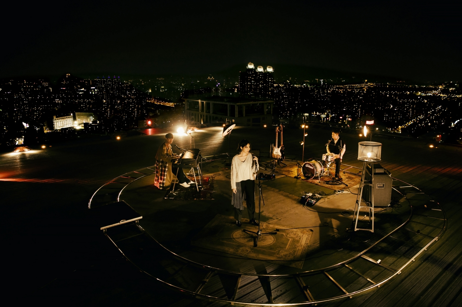 告五人〈帶我去找夜生活〉MV在頂樓停機坪拍攝。圖／相信音樂提供.jpg