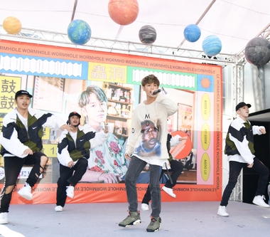 鼓鼓呂思緯延續《蟲洞》宇宙 八大行星搬來簽唱會讓歌迷拍個夠