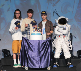 50年前阿姆斯壯一次登陸月球，50年後宇宙人第一次登陸台北小巨蛋！