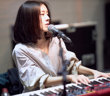 白安「44天」限定演唱會 歌迷等待9個小時擠爆女巫店