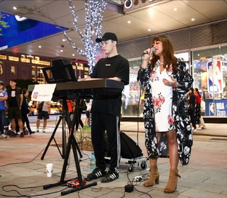 家家街頭快閃送驚喜 巧遇街頭藝人獻超強合唱！