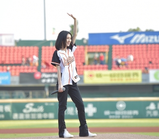 白安受邀統一獅主場開球 完美入袋反轉「丟最近」預言