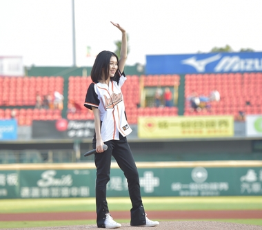 白安受邀統一獅主場開球 完美入袋反轉「丟最近」預言