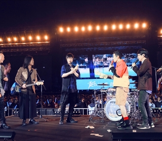 五月天「Mayday Just Rock It!!!“藍 BLUE”」紅色平安夜回味「藍色記憶」 演唱會成雪白世界降禮物雨