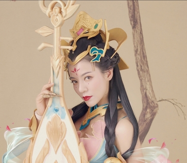 丁噹情人節禮物性感扮古裝 難忘曾收999朵玫瑰「重到搬不動」