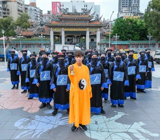 鼓鼓呂思緯「舞」力高超 率殭屍軍團台北街頭快閃舞力全開！