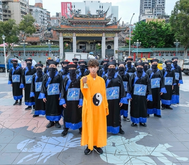 鼓鼓呂思緯「舞」力高超 率殭屍軍團台北街頭快閃舞力全開！