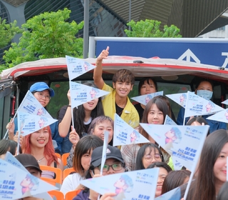 鼓鼓呂思緯寵粉帶團台北遊 北流前廣場近距離浪漫開唱