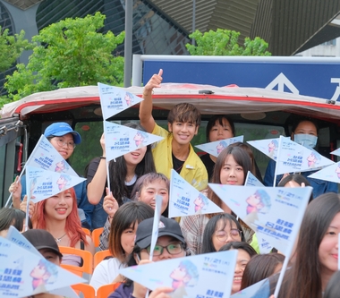 鼓鼓呂思緯寵粉帶團台北遊 北流前廣場近距離浪漫開唱