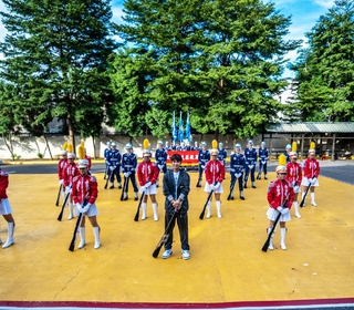 鼓鼓呂思緯深入學校社團 一日儀隊挑戰與學生拋槍「過招」！