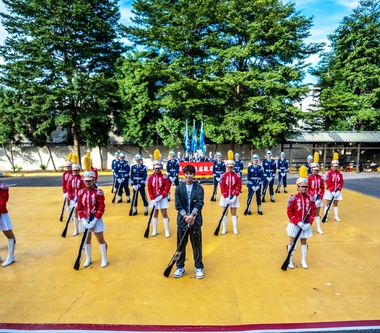 鼓鼓呂思緯深入學校社團 一日儀隊挑戰與學生拋槍「過招」！