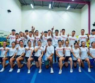 鼓鼓呂思緯前進世新挑戰啦啦隊 全身皮繃緊疊人肉金字塔被舉高高