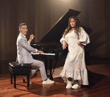 五月天瑪莎邀阿龔助陣家家 琴聲＋美聲激盪合譜一條向東回家的路