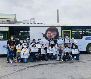 擋泥板女神的進階！歌迷包公車廣告為蘇慧倫慶生 心疼歌迷破費：「相約下次一起淨灘」