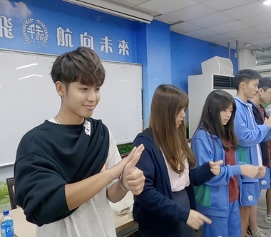 鼓鼓呂思緯前進和平高中手語社 手持GoPro拍攝與同學交流沒距離