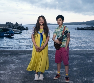 家家攜手13歲烏克麗麗天才馮羿 喚醒赤子情懷演繹〈藍色啤酒海〉