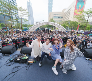 告五人新專輯預購首唱會 歌迷擠爆信義誠品 「國民老婆」泱泱送暖心湯圓！