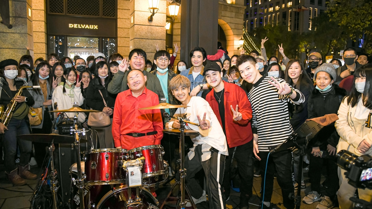 鼓鼓呂思緯合作街頭藝人鼓手勇哥 與街頭群眾提前溫暖過聖誕！