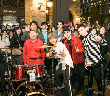 鼓鼓呂思緯合作街頭藝人鼓手勇哥 與街頭群眾提前溫暖過聖誕！