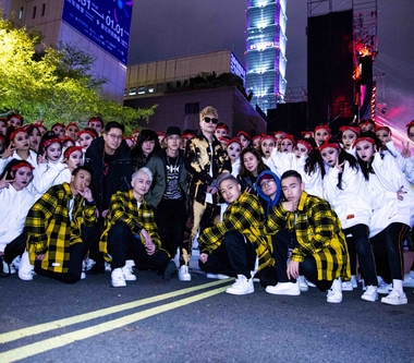 鼓鼓呂思緯跨年趕場嗨翻台中、西螺 蕭秉治50人大陣仗唱跳「射手舞」